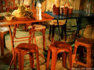 Tische bei Straßenküche