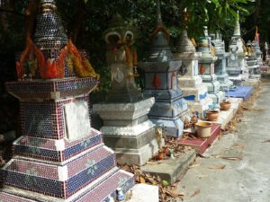 Kleine Stupas in Bang Kra Jao