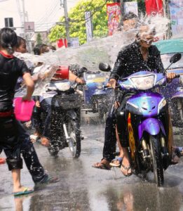Motorradfahren zu Songkran