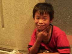 Sanuk: das Lebensprinzip der Thais ein kleiner junge in Bangkok